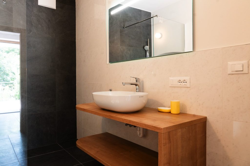 Appartamento 1 — bagno Il bagno con doccia dell'appartamento 1, Hermann Hof