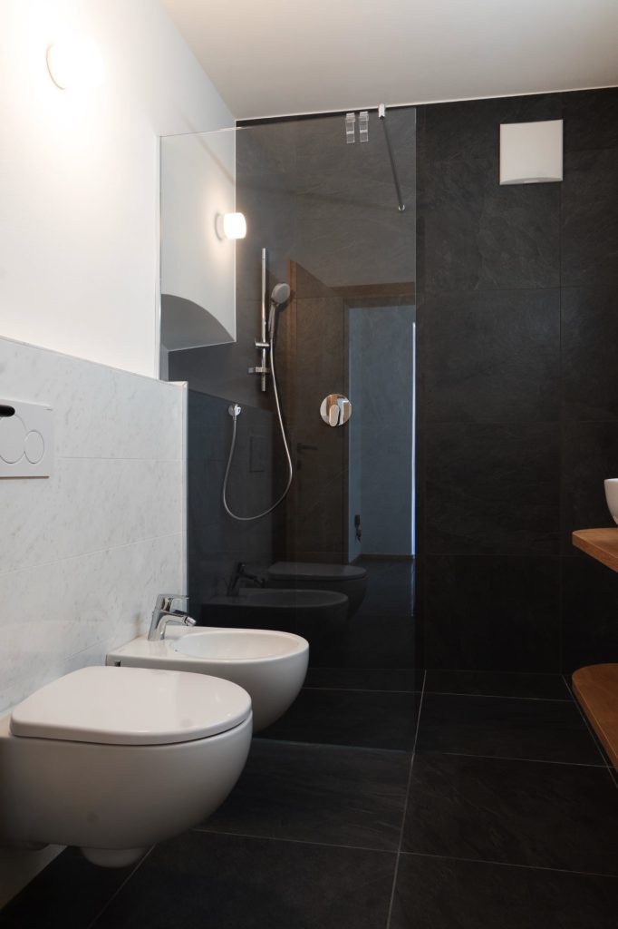 Appartamento 1 — bagno Il bagno con doccia dell'appartamento 1, Hermann Hof