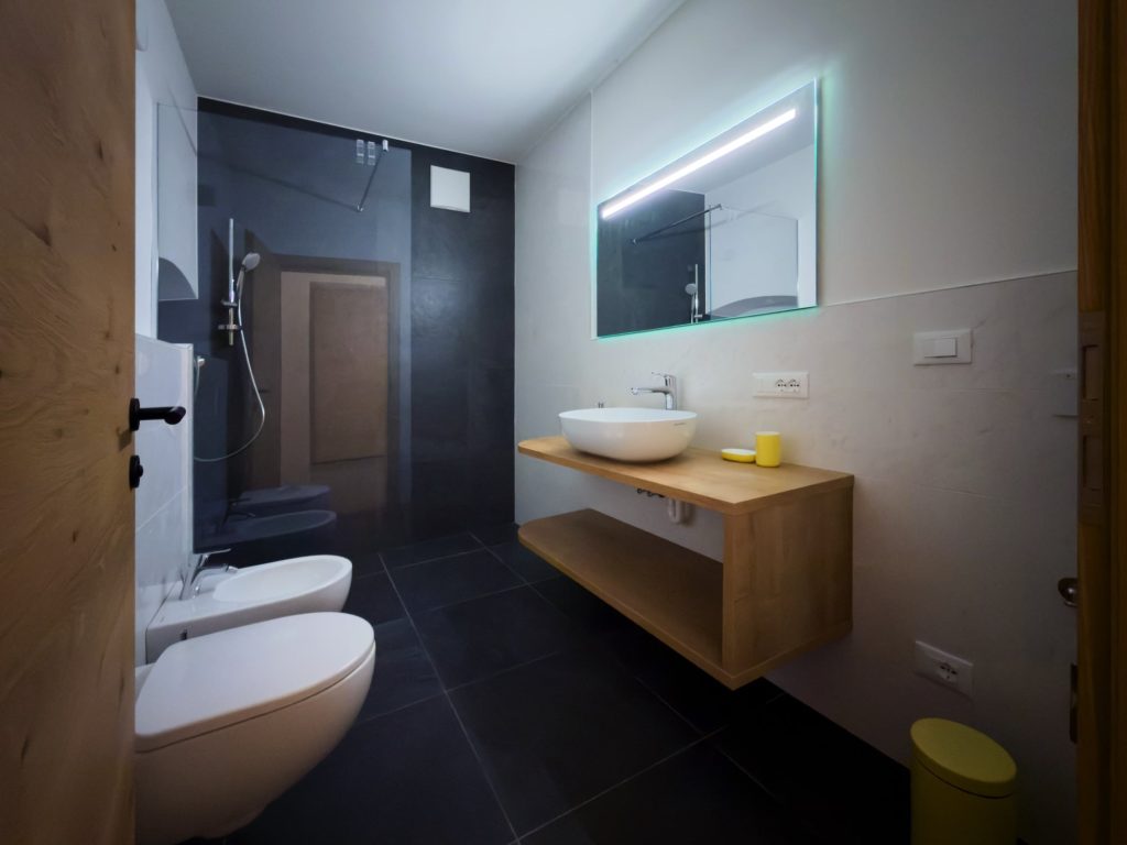 Appartamento 1 — bagno Il bagno con doccia dell'appartamento 1, Hermann Hof