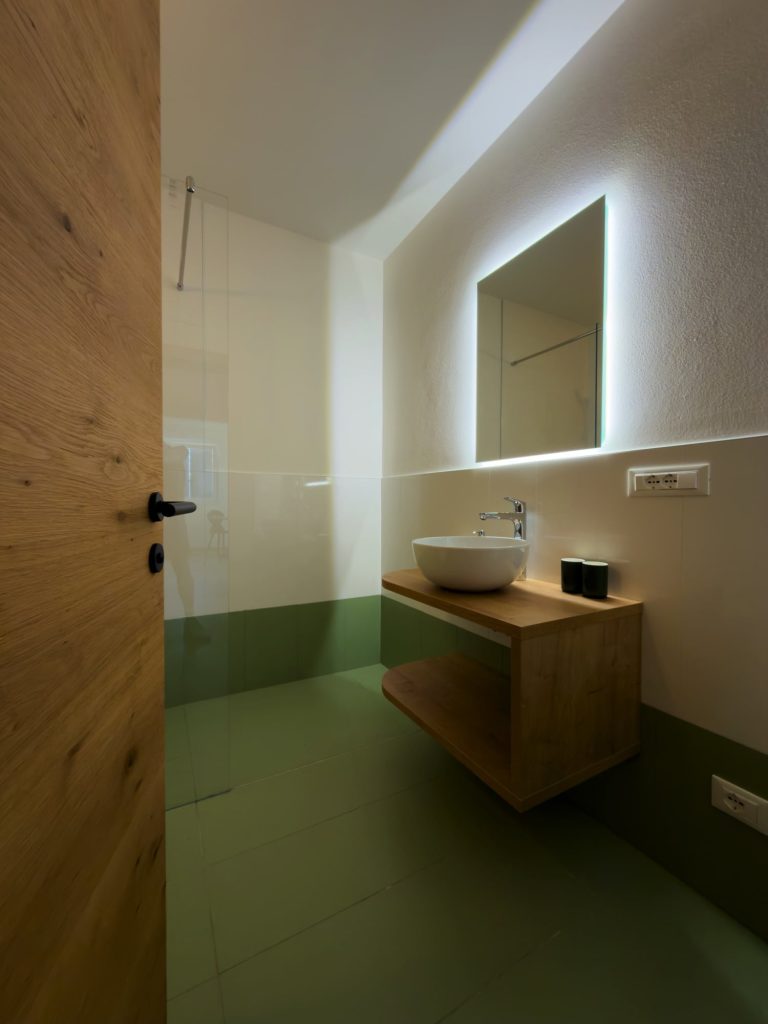 Appartamento 2 — bagno Il bagno con doccia dell'appartamento 2, Hermann Hof