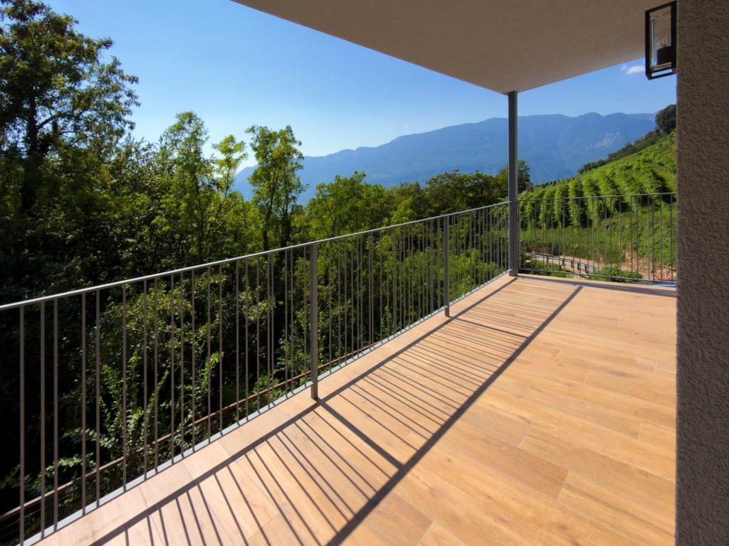 Appartamento 2 — balcone Il balcone dell'appartamento 2, affacciato sulla Bassa Atesina — Hermann Hof