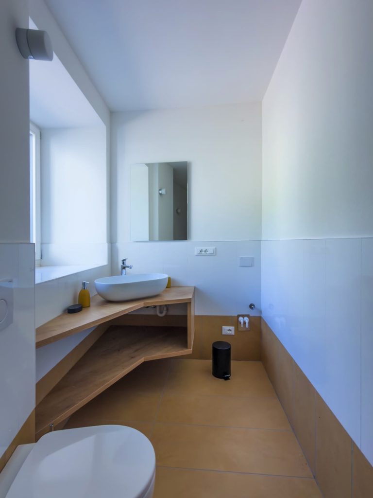 Appartamento 3 — bagno Il bagno con doccia dell'appartamento 3, Hermann Hof