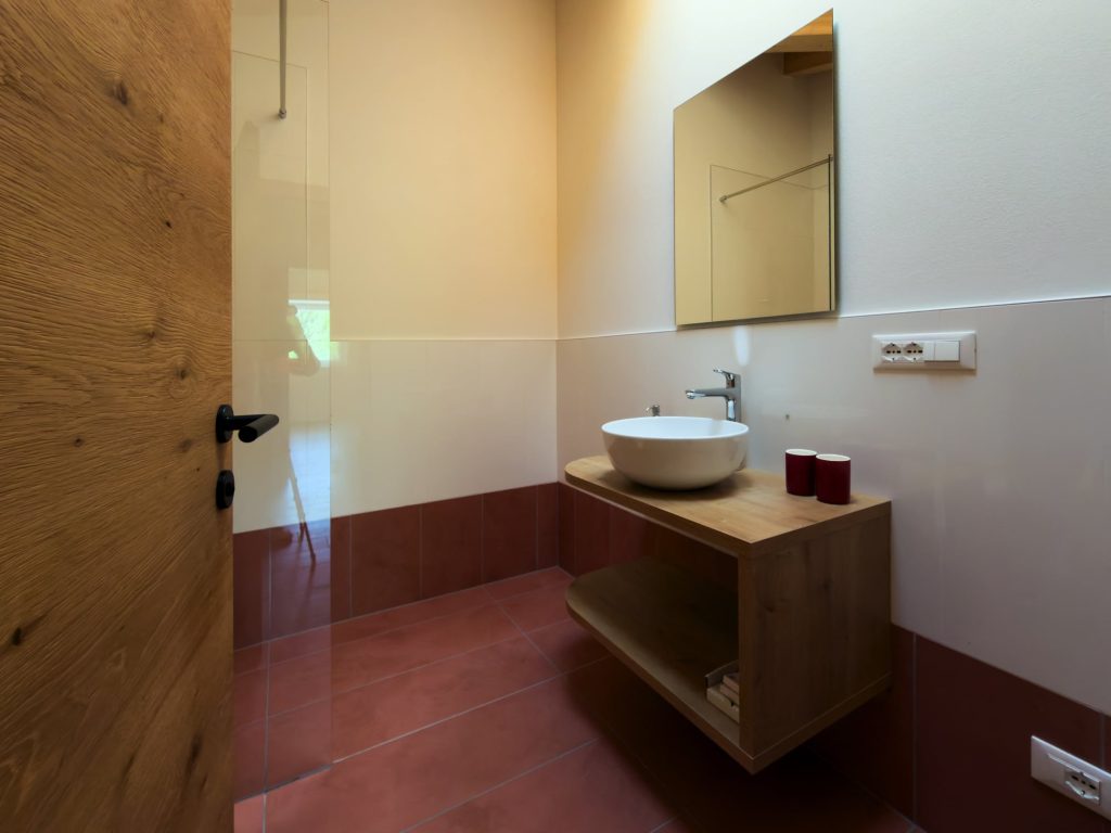 Appartamento 4 — bagno Il bagno con doccia dell'appartamento 4, Hermann Hof
