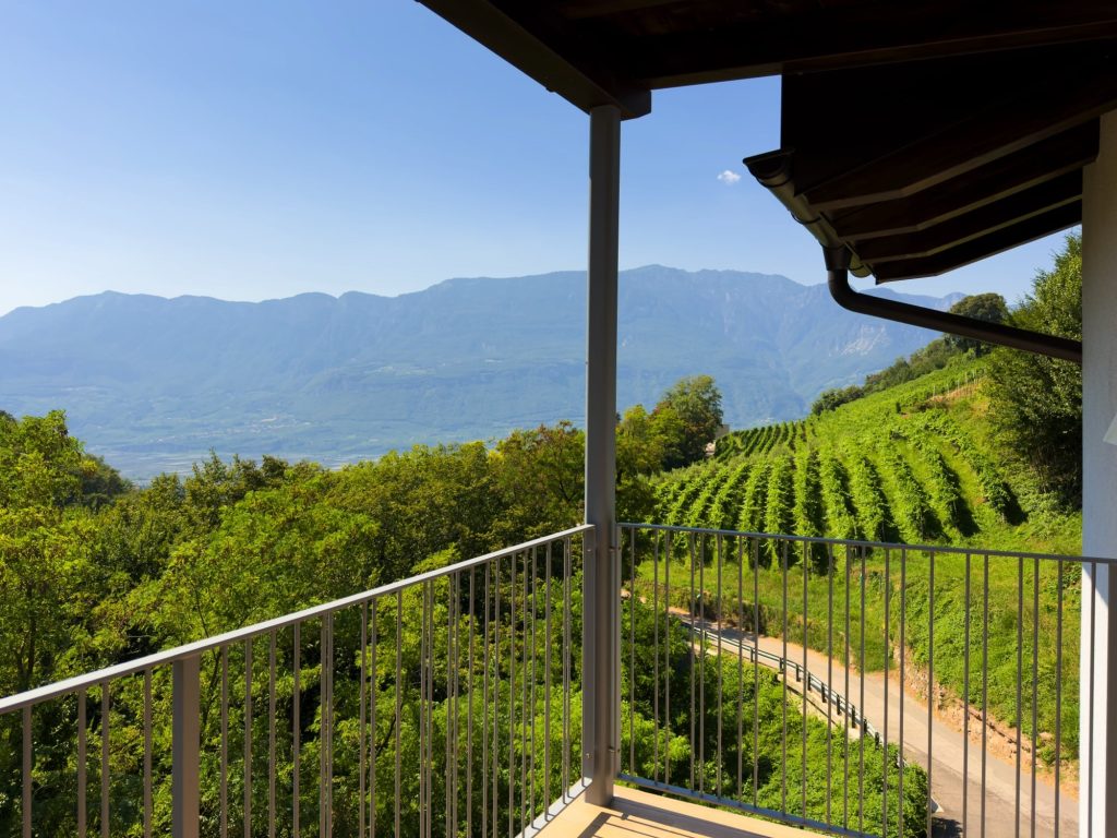 Appartamento 4 — balcone Il balcone dell'appartamento 4, affacciato sulla Bassa Atesina — Hermann Hof