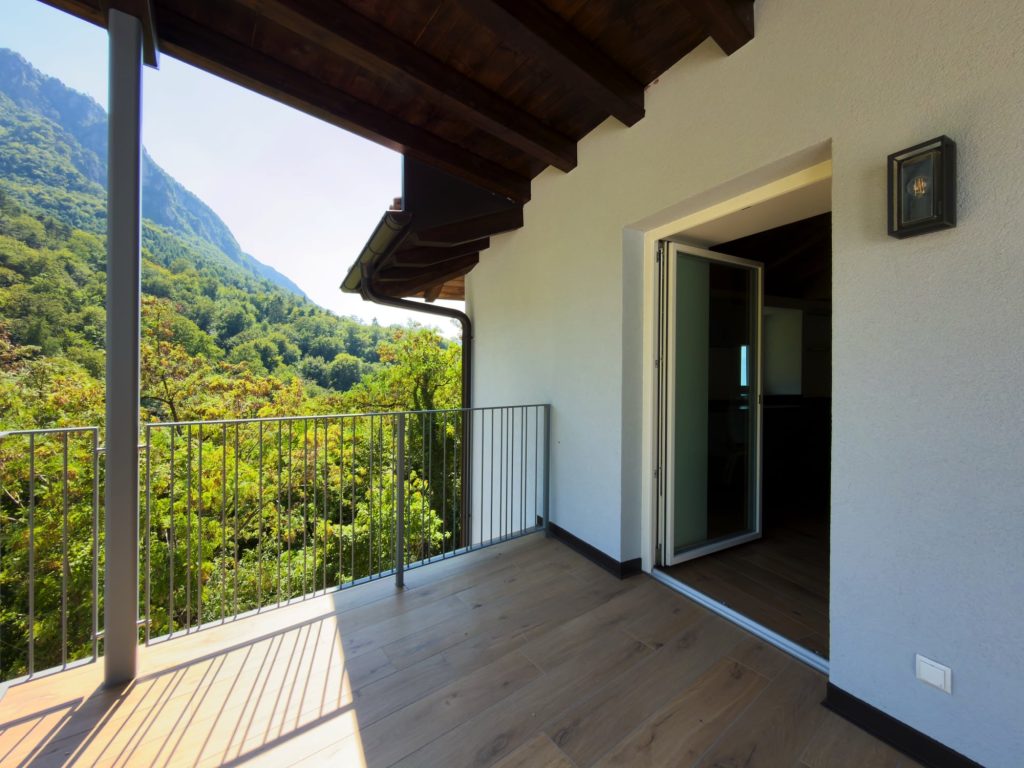 Appartamento 5 — balcone Il balcone dell'appartamento 5, affacciato sul bosco — Hermann Hof